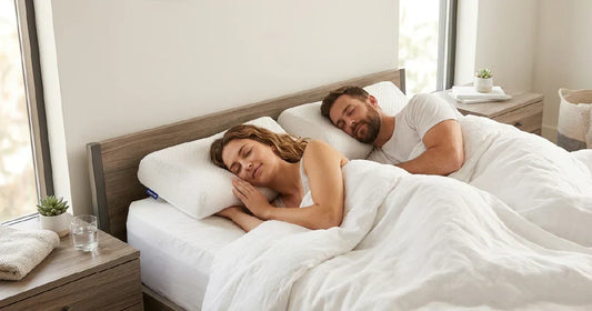 Pareja durmiendo comodamente con almohadas ergonomicas en dormitorio moderno