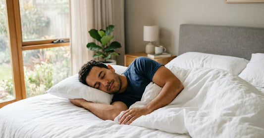 Hombre durmiendo en posicion correcta para evitar dolor de espalda en cama moderna